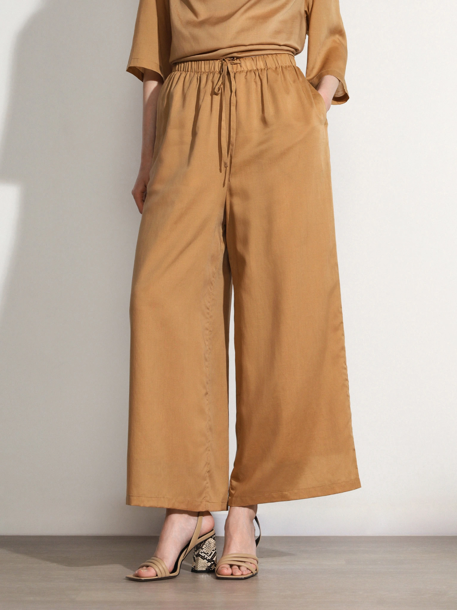 Брюки светло-коричневого цвета свободного кроя